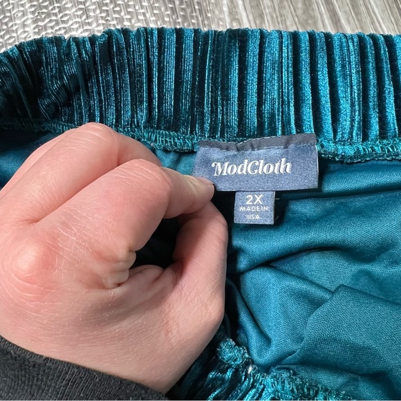 ModCloth | Ribbed Velvet Skirt - Picture 6 of 6